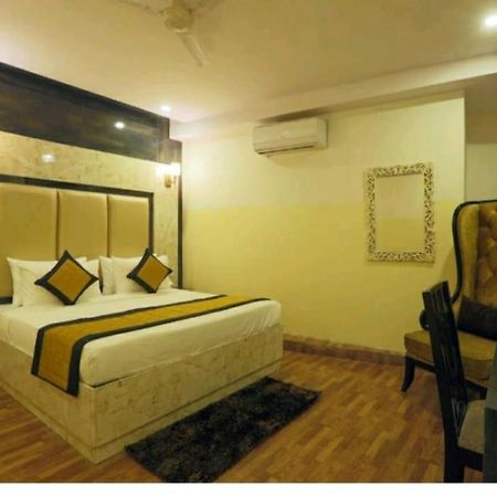 Hotel Plazzo New Delhi Exteriör bild