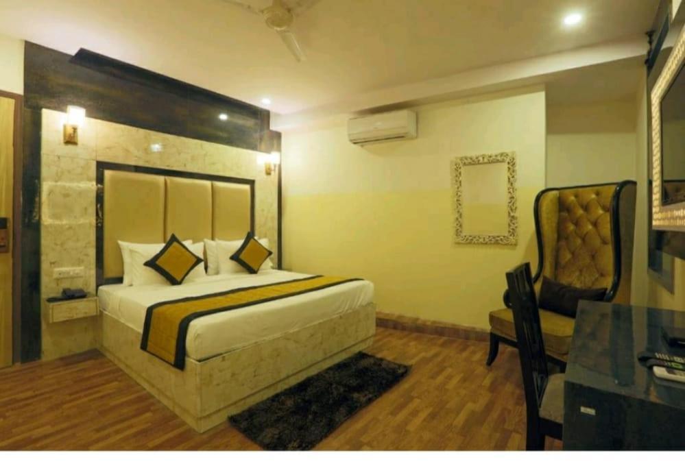 Hotel Plazzo New Delhi Exteriör bild