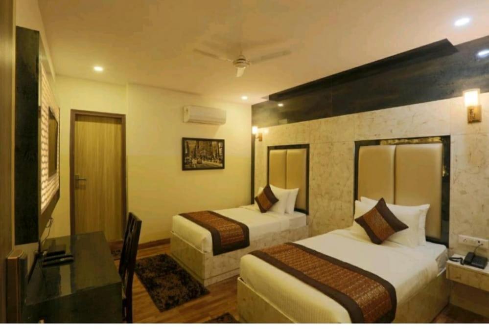 Hotel Plazzo New Delhi Exteriör bild